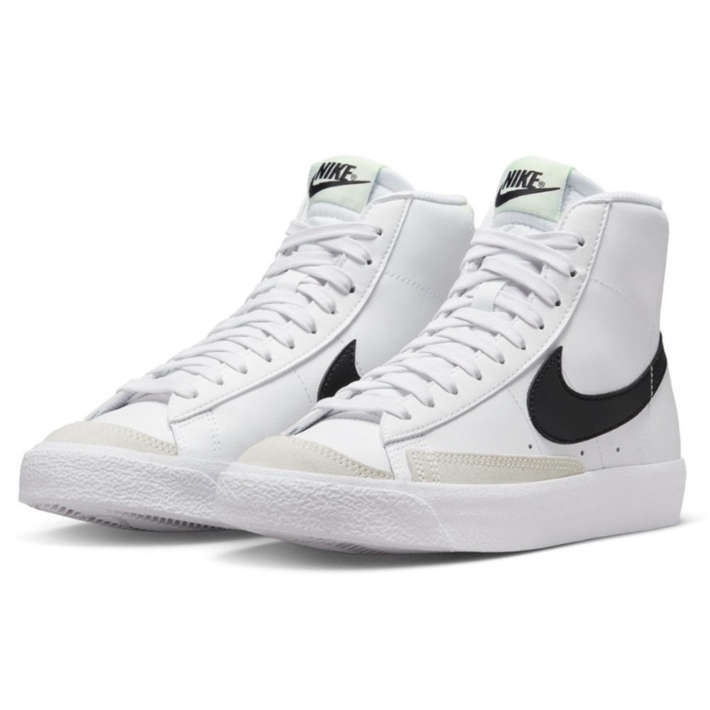 New never worn boys 5.5Y Nike blazer MID ‘77